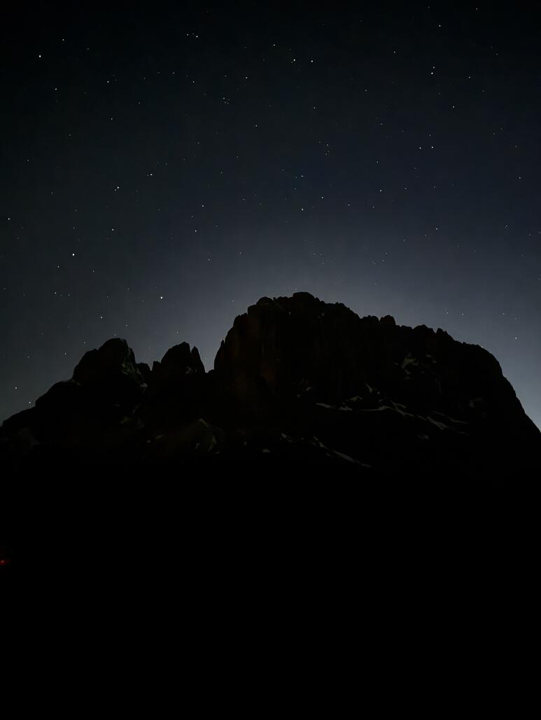 Bevor wir ins Bett gingen konnte man die Silhouette des Sassolungo erkennen