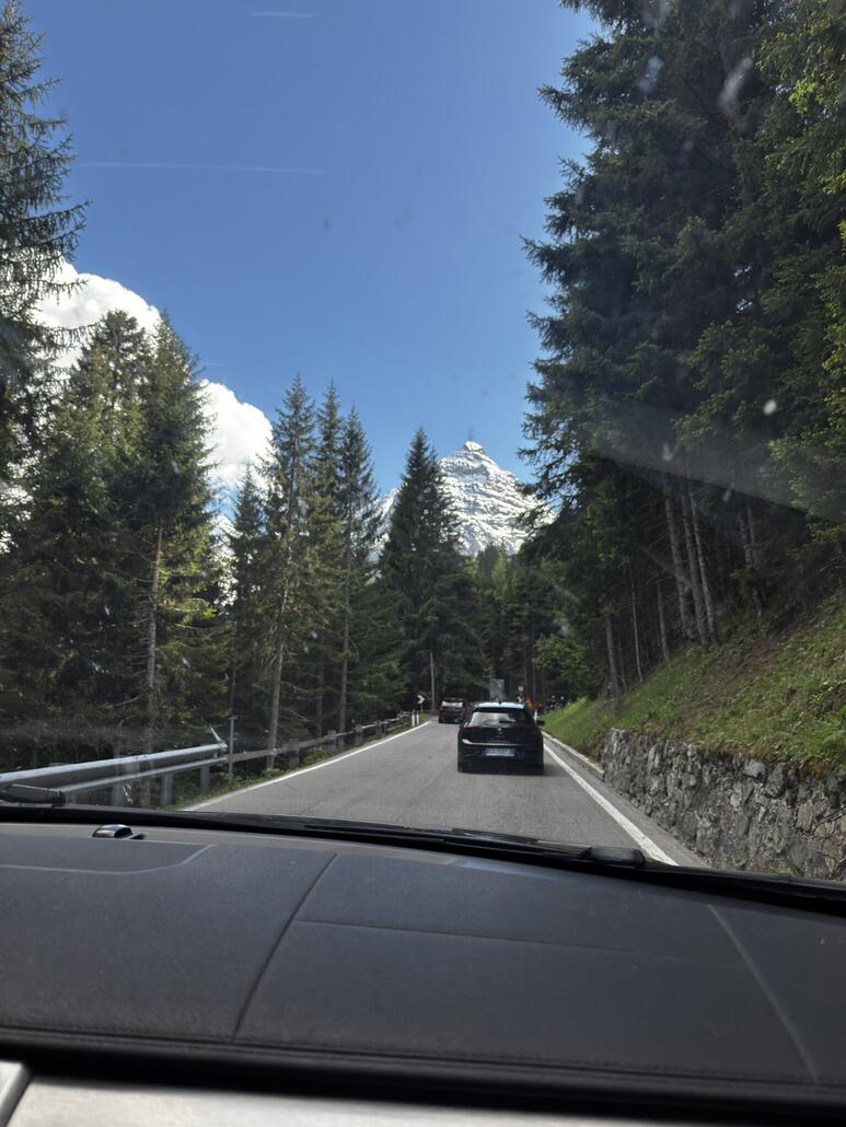 Hoch auf den Stelvio. Man beachte das Auto weiter vorne das fast durchgehend einfach Links gefahren ist ....