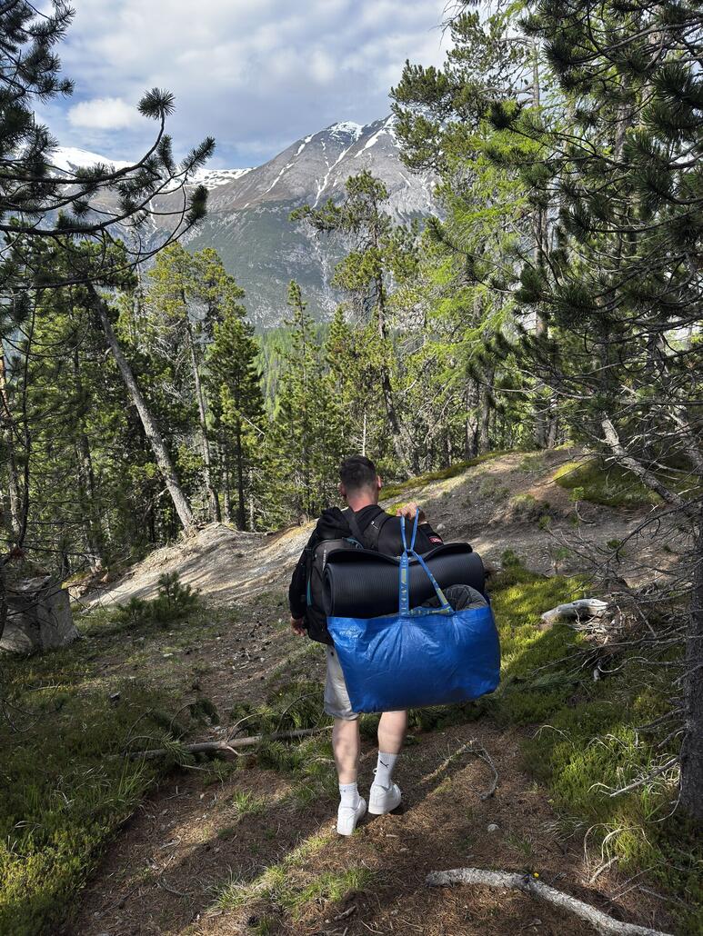 Wir laufen zurück zum Auto. Auf diesem Bild sieht man die Forsttrasse wo ich hochgefahren bin.