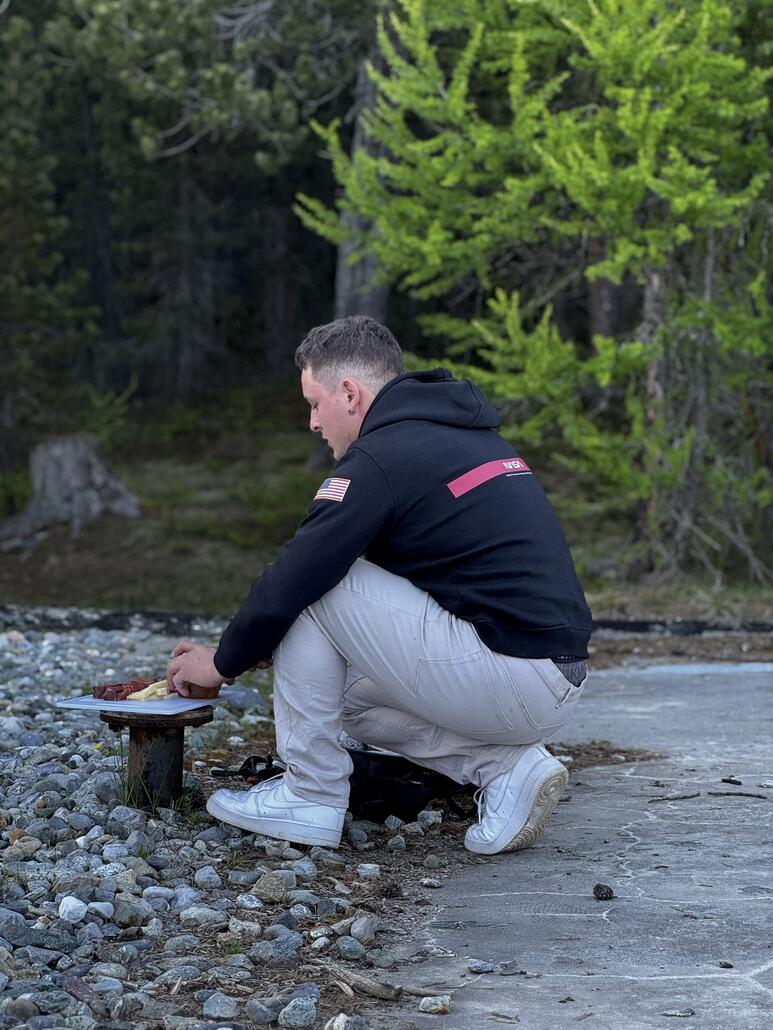 Michi macht Abendessen, Südtiroler Käse und Speck. Sowie Rpggenbrot aus dem Val di Fassa!