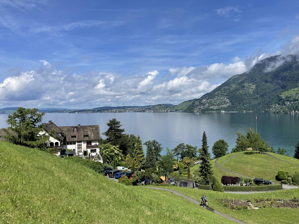 Nach dem Start in Vitznau gehts langsam höher vorbei am Seminarhotel Flora Alpina.