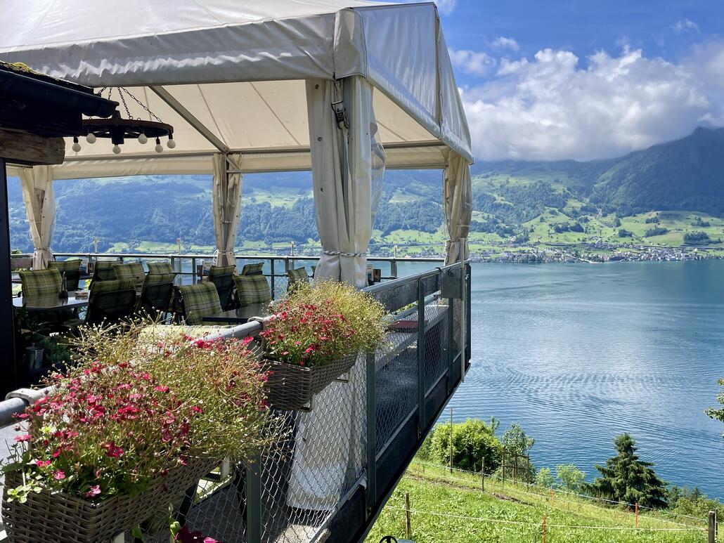 Auf einen Halt im Restaurant Kuorez mit top Aussicht. Gibt eine günstige Speisekarte mit Fischknusperli für 18.-