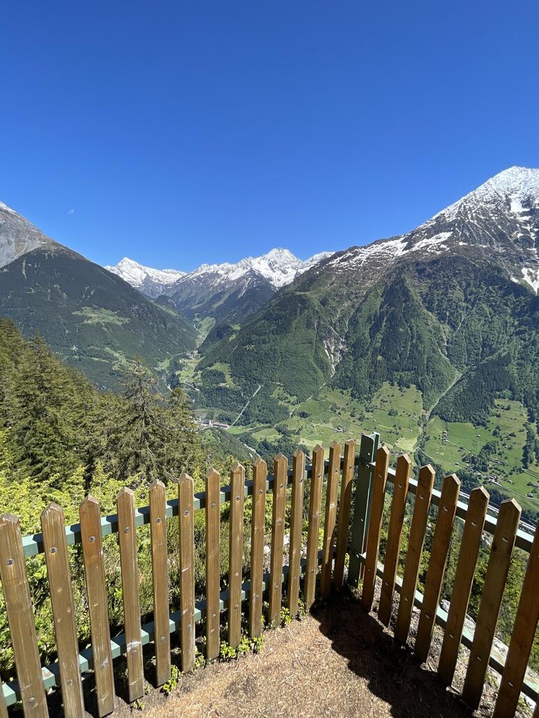 Toller Blick runter nach Amsteg und rüber ins Maderanertal sowie dem Bristen.