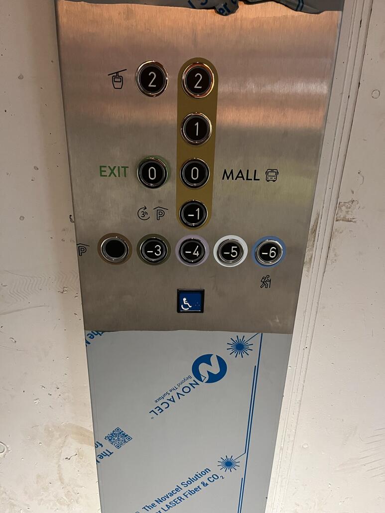 Tableau zum Vorwählen aussen am Lift