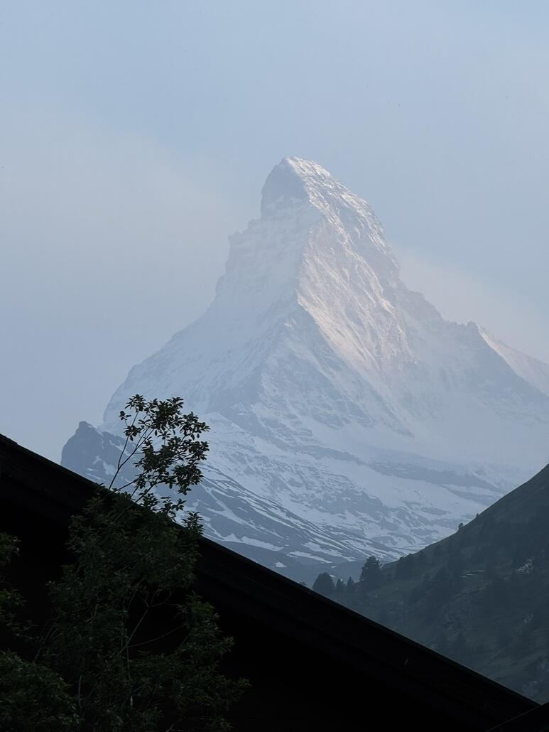 Am Abend habe ich sowas auch noch nicht gesehen. Wie als wäre es Nebelig und das Matterhorn ist trotzdem von der Sonne angeleuchtet