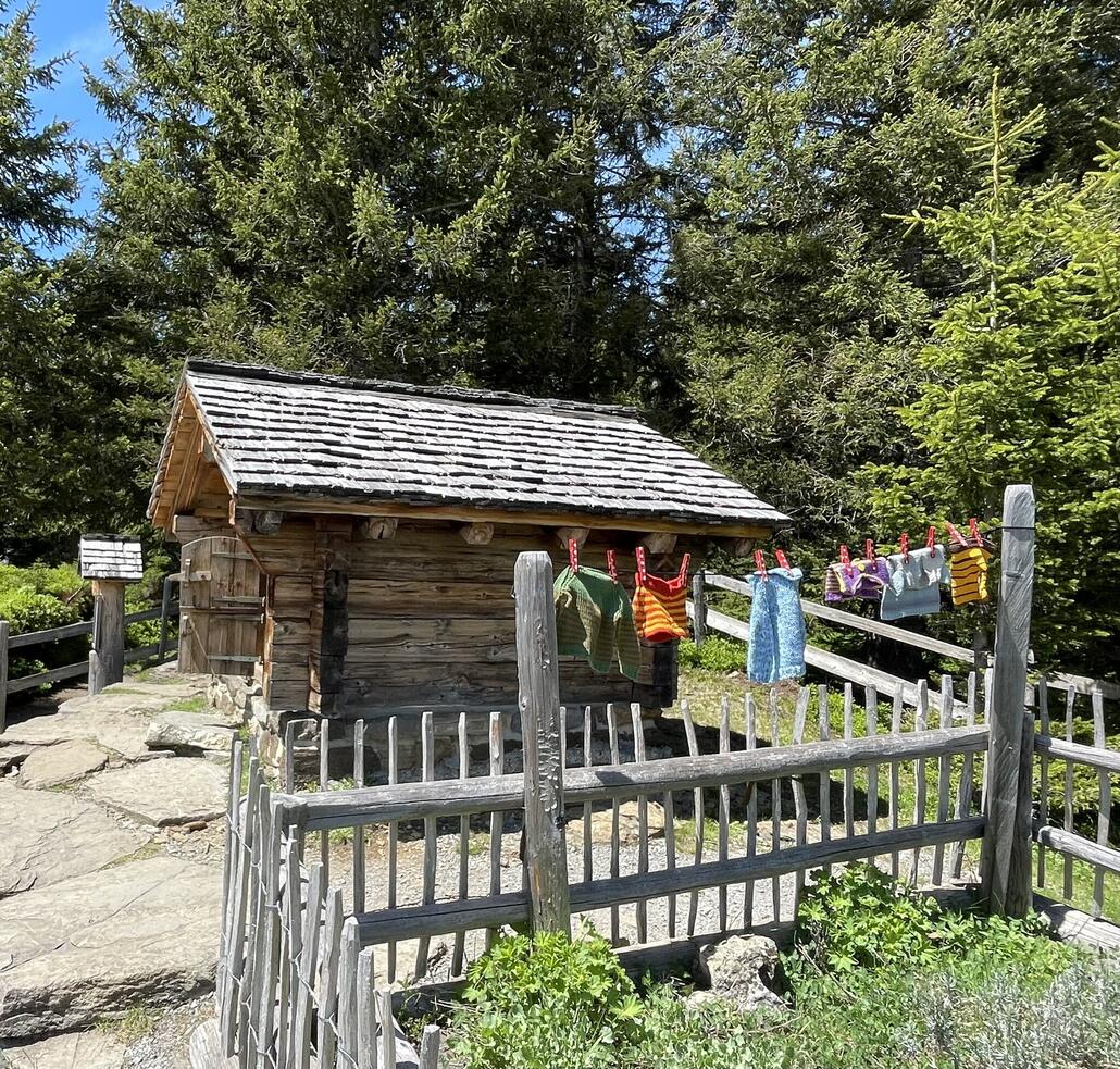 Es gibt überall Posten mit Spiel und Spass für die Kinder. Hier ein Zwergenhaus.