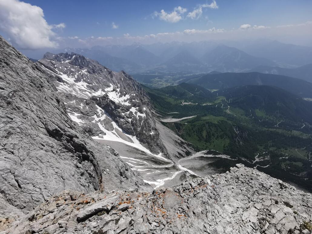 21. Hinten runter wieder mit spektakulären Tiefblicken.