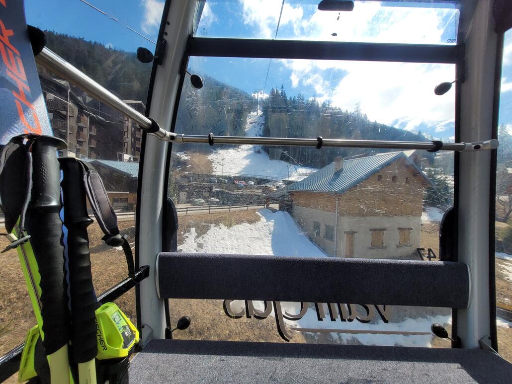 Auffahrt in der Gondel - natürlich komplett alleine.