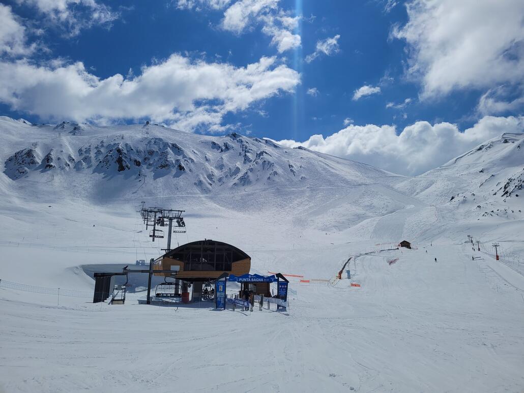 Blick auf Punta Bagna und die ungewöhnliche Trassierung.