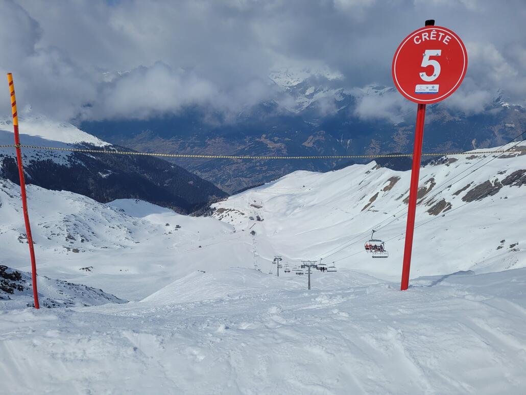 Blick auf den "Hauptplatz" im Gebiet mit der Bergstation der TC. Die Südhänge um einiges aperer im Mauriennetal.