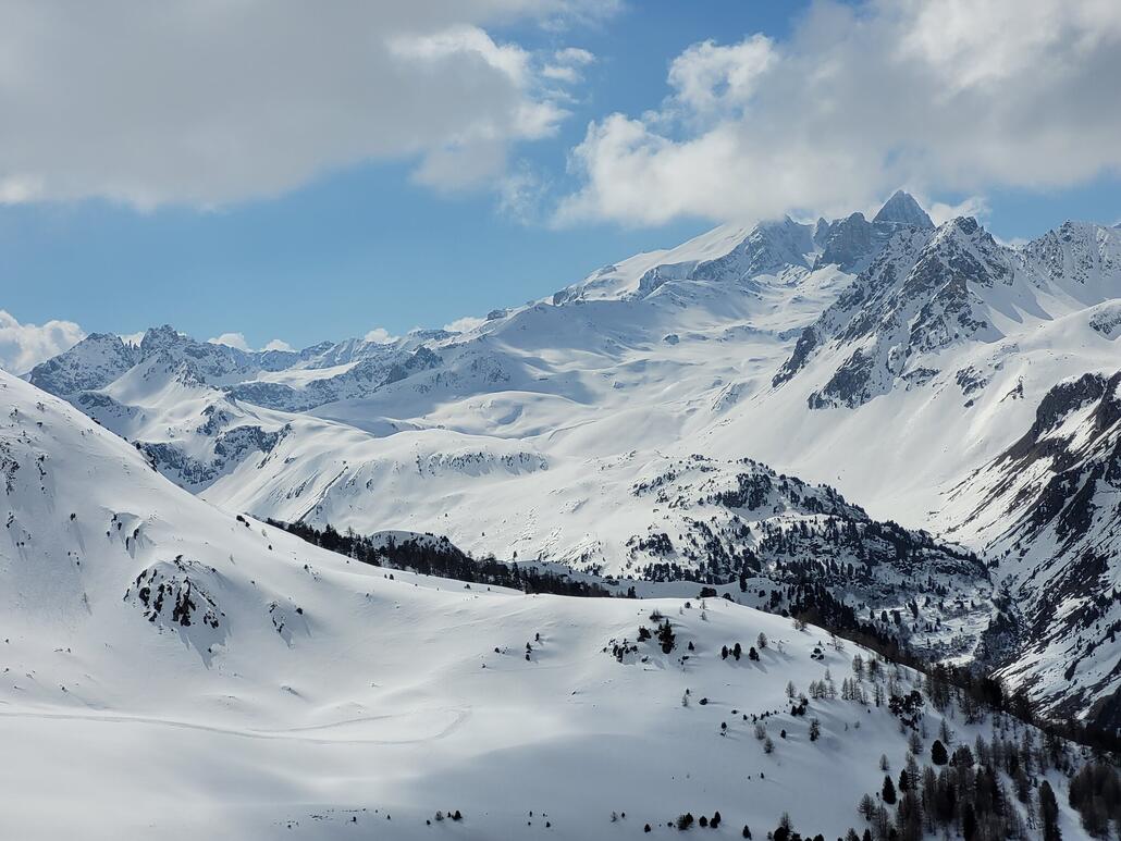 Bin da kein Experte, aber das Gelände sieht sehr be-skibar aus ;)