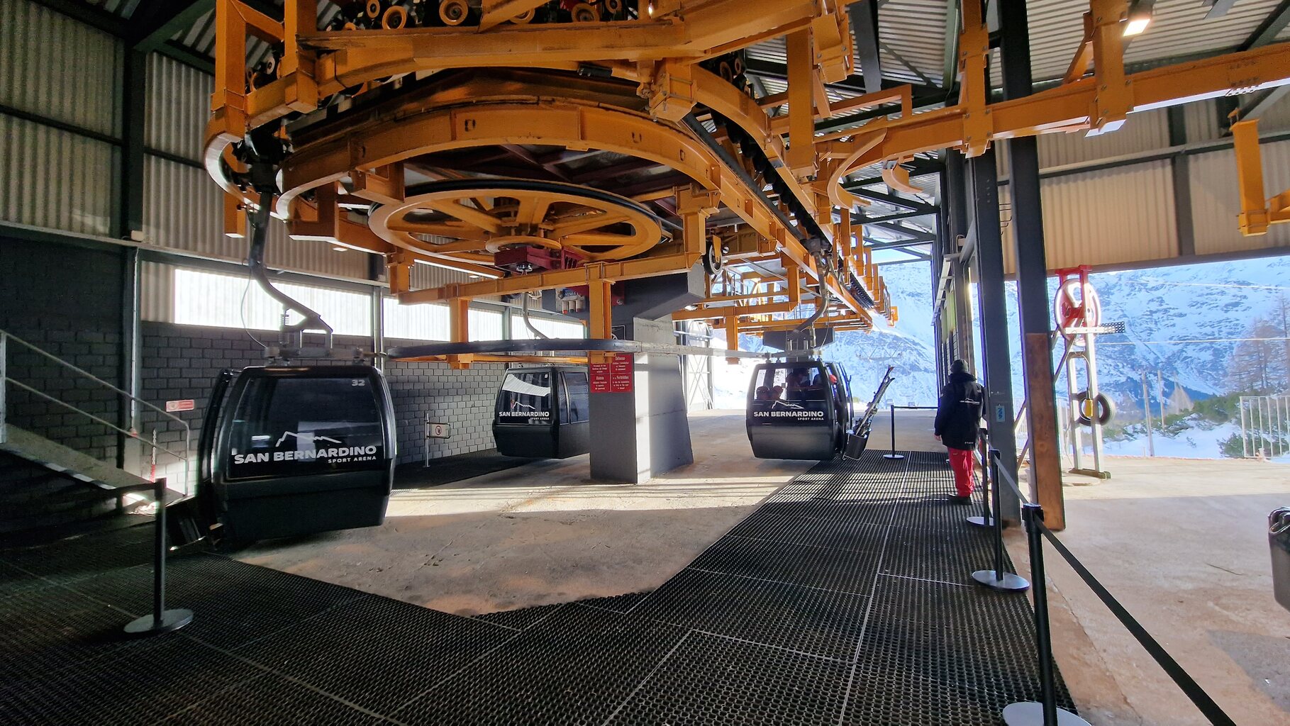 Bergstationsbereich mit restaurierten Kabinen. Die Sitzpolster wurden ebenfalls erneuert.