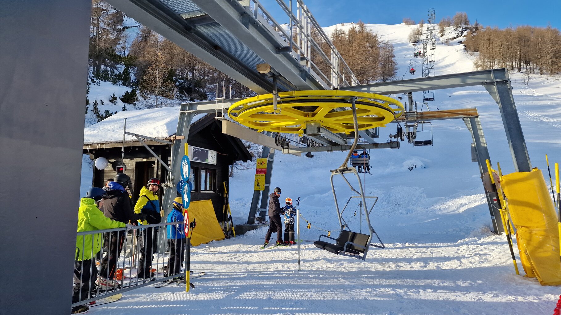 Diesw wurde ebenfalls optisch aufgewertet und die Sessel mit Sitzpolster ausgestattet.