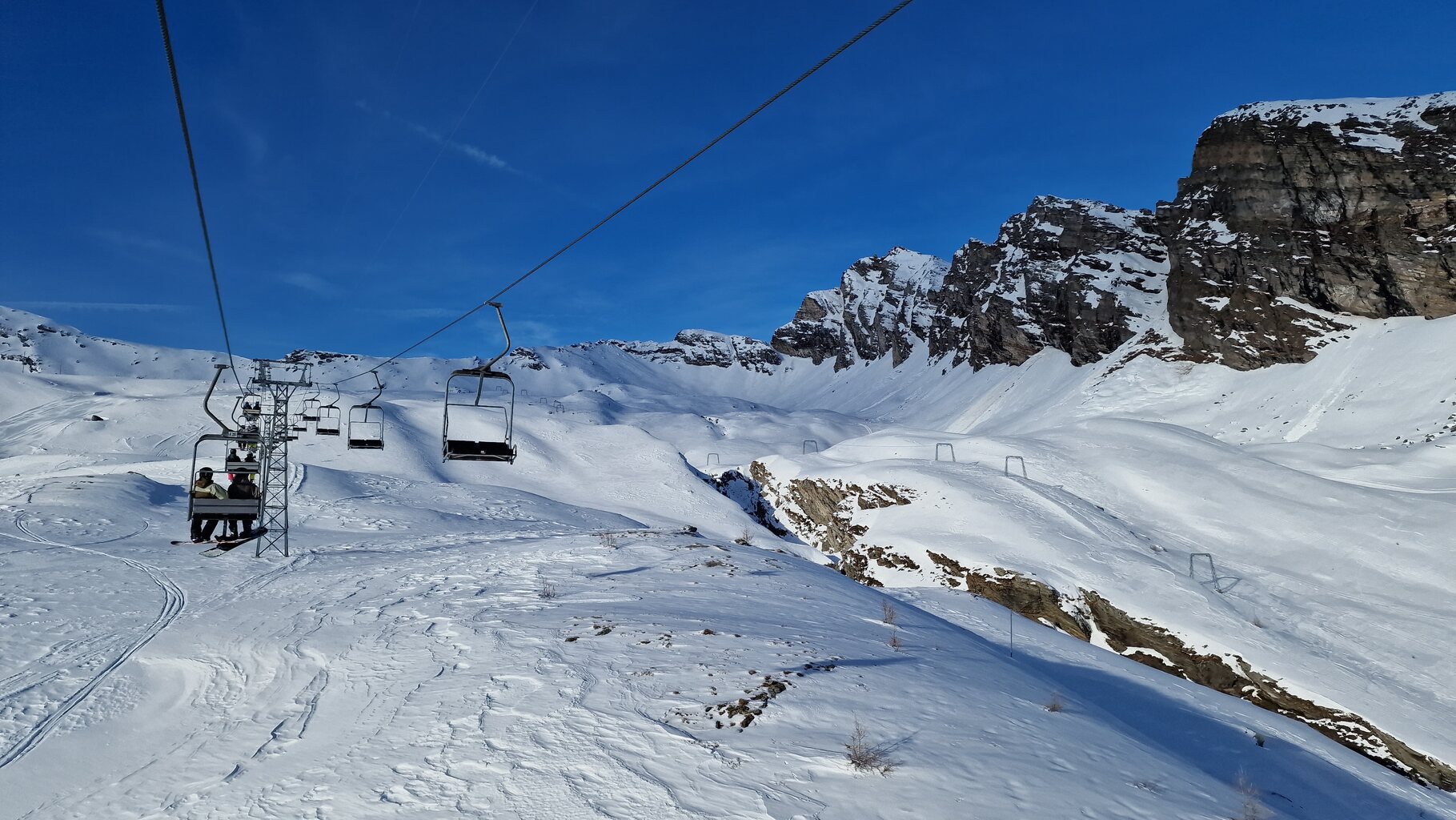 Sesselbahn Pan de Zucher. Rechts zu sehen der Skilift Tre Omen ohne Seilrollen, das ist wohl nur noch eine Frage der Zeit bis dieser wieder läuft.