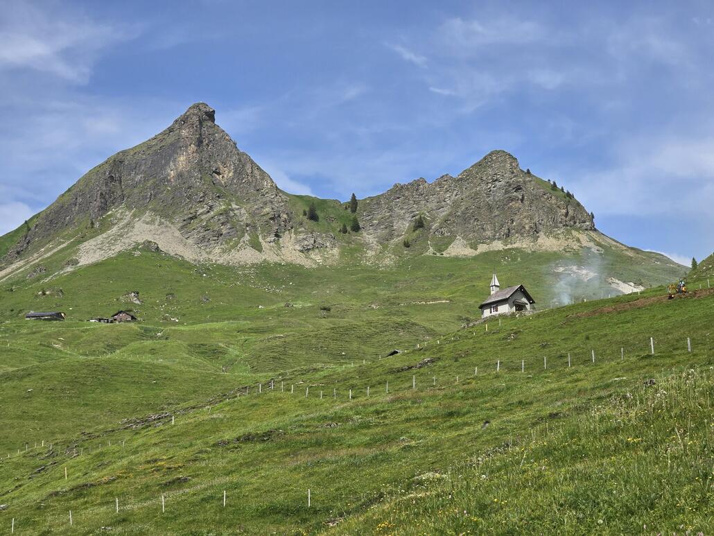 Kapelle etwas oberhalb der Strasse