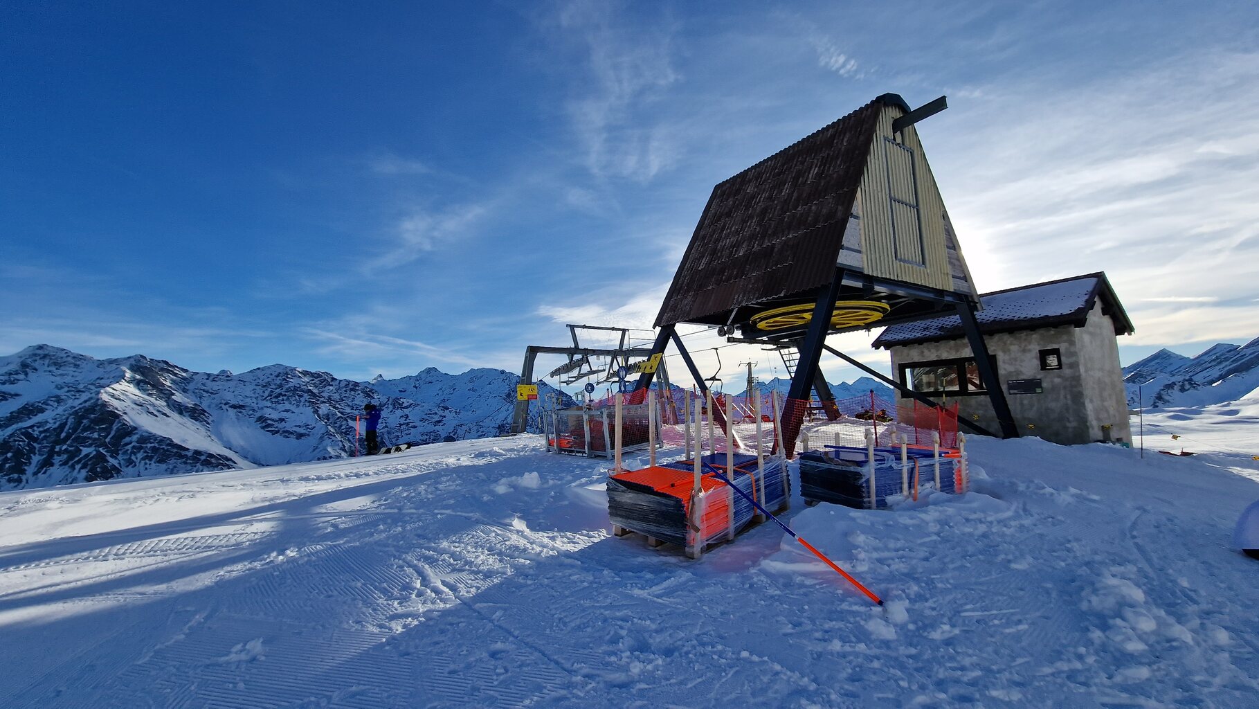 Bergstation der Sesselbahn mit neuen Pistenmarkierungen.