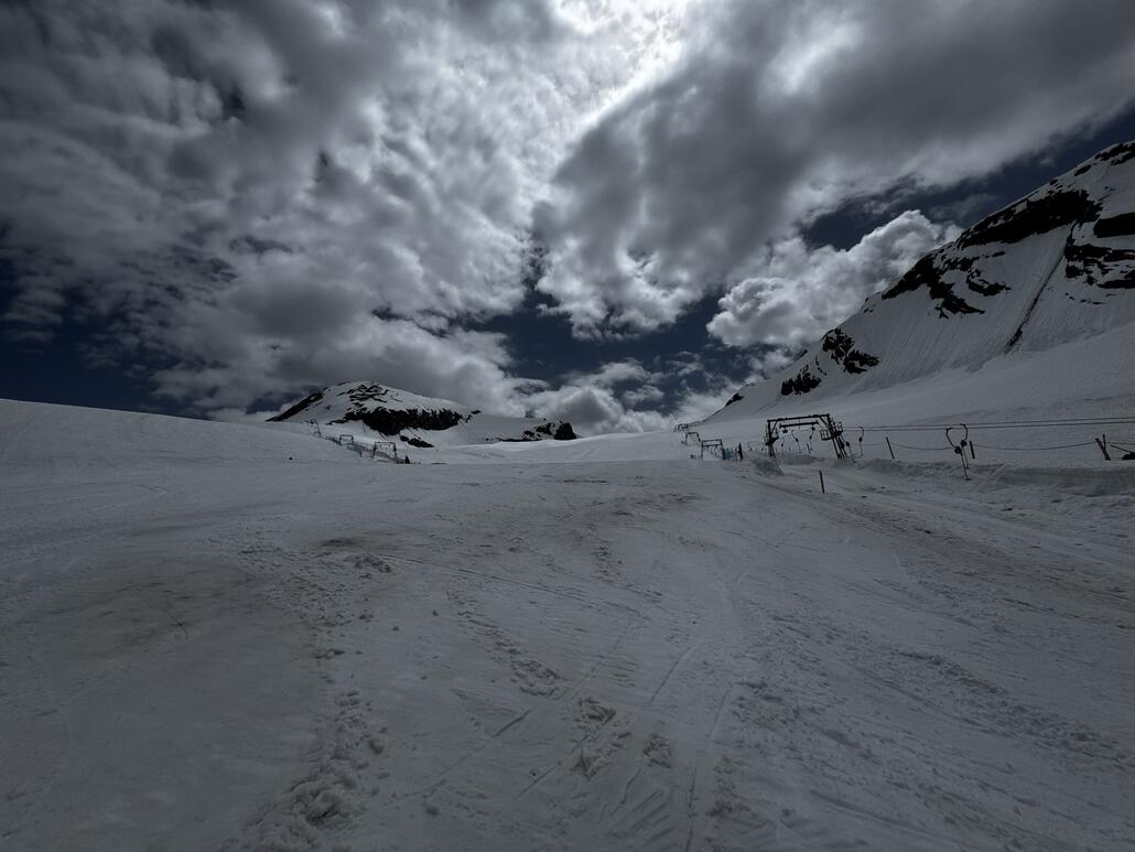 Es ziehen immer mehr Wolken auf. Der Schnee wird sulzig. Es ist kurz nach 12 uhr
