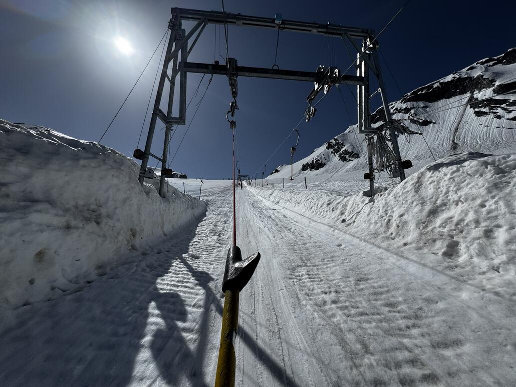 Es hat teilweise viel Schnee links und rechts neben dem Lift