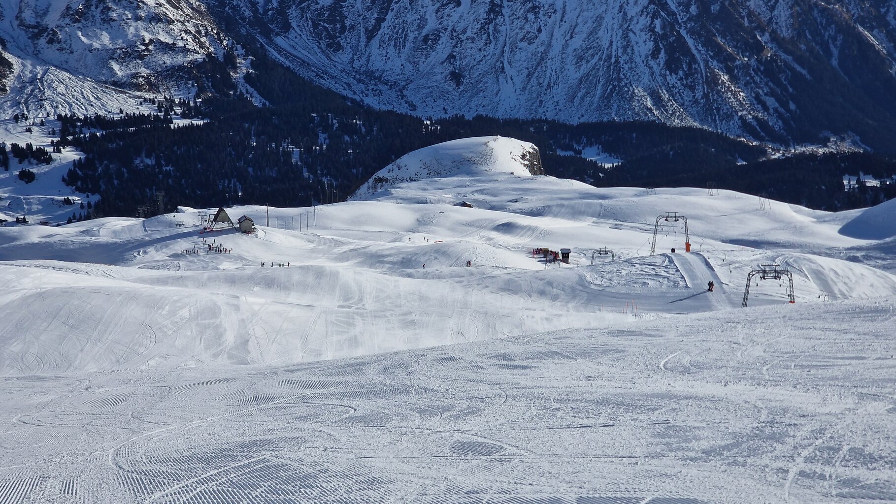 Breite Skipiste am Skilift Lares. Im Hintergrund die Bergstation der Sesselbahn.