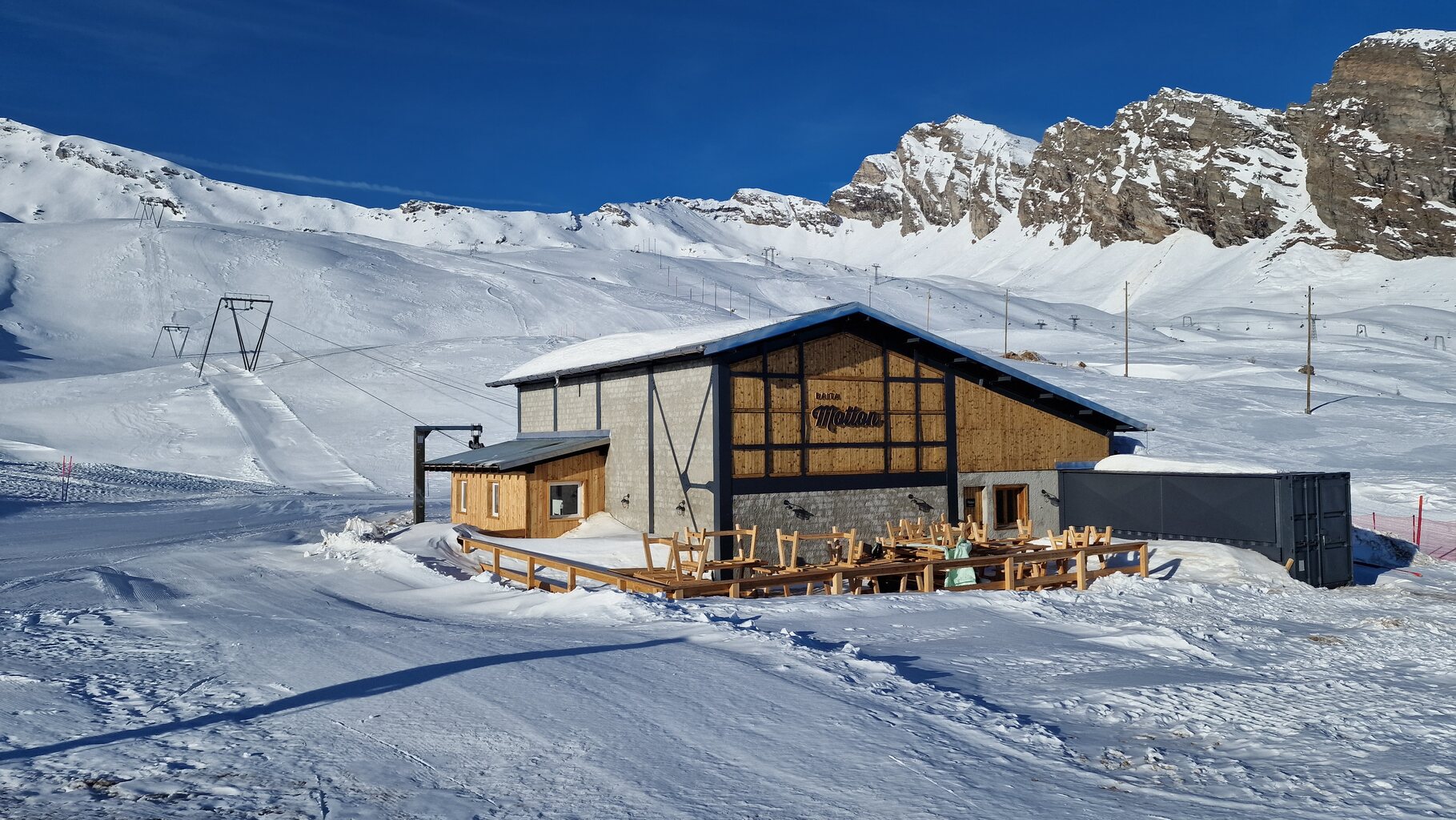 Auch am Skilift Rotond wird gearbeitet. An der Talstation wird es zukünftig noch einen Imbiss geben.