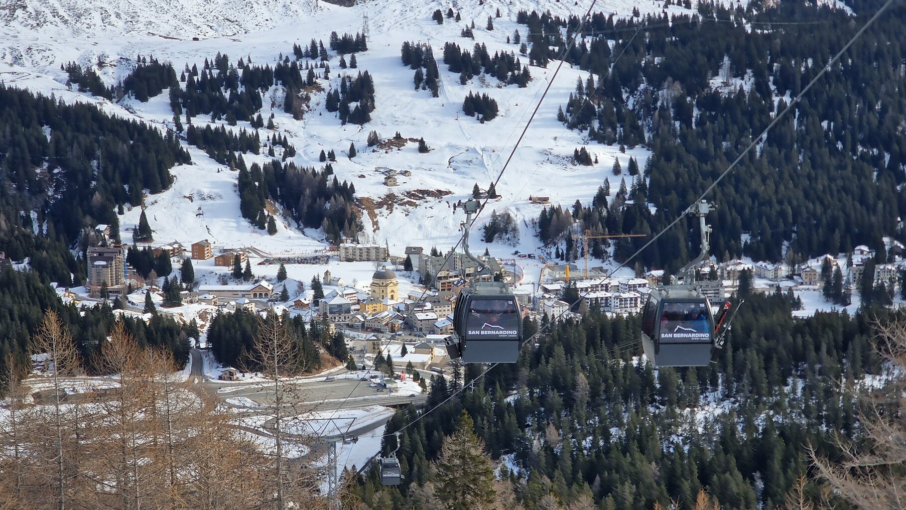 Gondelbahn mit San Bernardino und Skilift Pian Cales im Hintergrund.