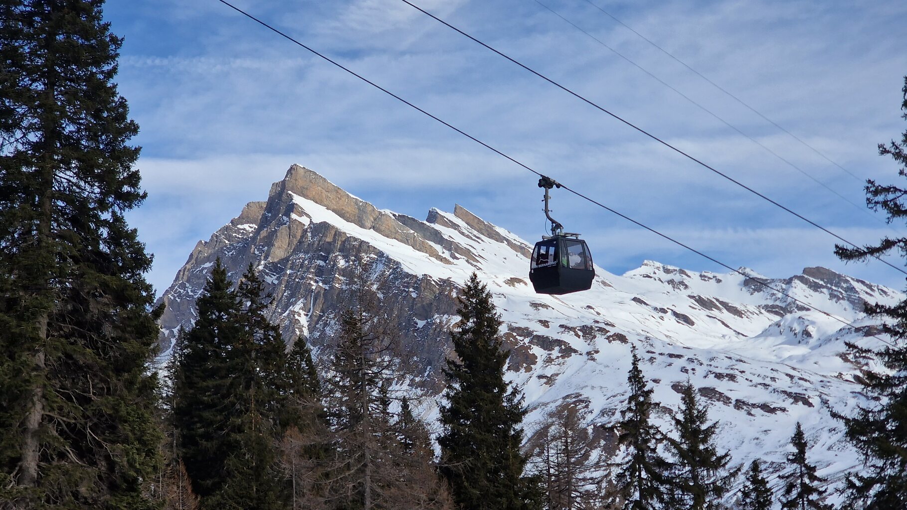 Gondelbahn mit dem Berg im Hintergrund, welcher nun als Logo der Sportbahnen dient.