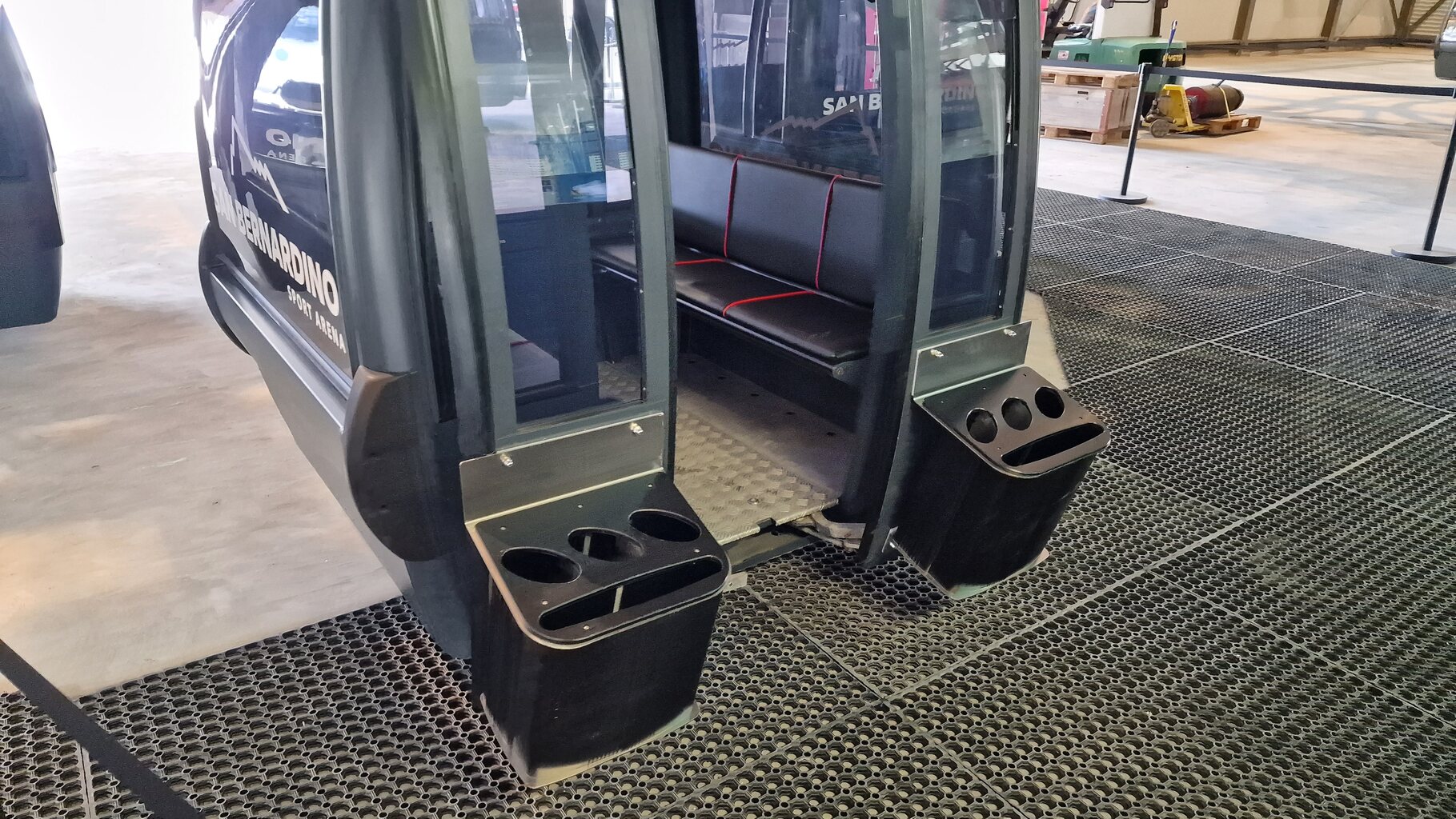 Die Kabinen machen mit den neu bezogenen Sitzflächen einen sehr wertigen Eindruck. Die ebenfalls neuen Skiköcher erinnern sehr stark an Bartholet und könnten aus Flums stammen.