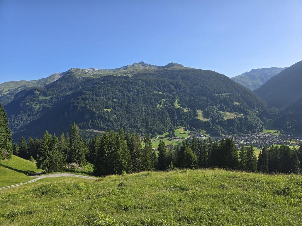 20250622_084244.jpg (825.91 KiB) 732 mal betrachtet Blick runter nach Klosters und rüber zur Madrisa.