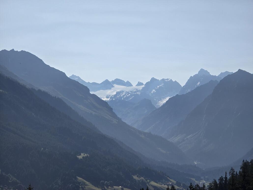20250622_085410.jpg (220.02 KiB) 729 mal betrachtet Auch der Silvretta-Gletscher ist zu sehen