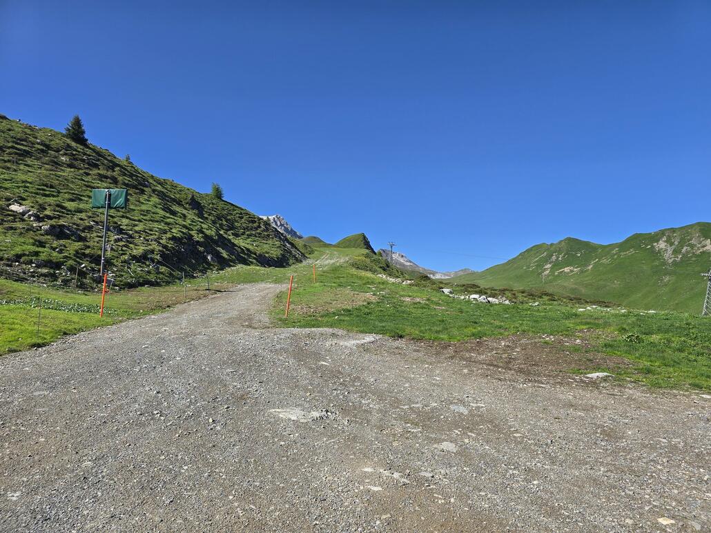 20250622_094930.jpg (1015.48 KiB) 727 mal betrachtet Die Kiesstrasse endet hier ziemlich unvermittelt.