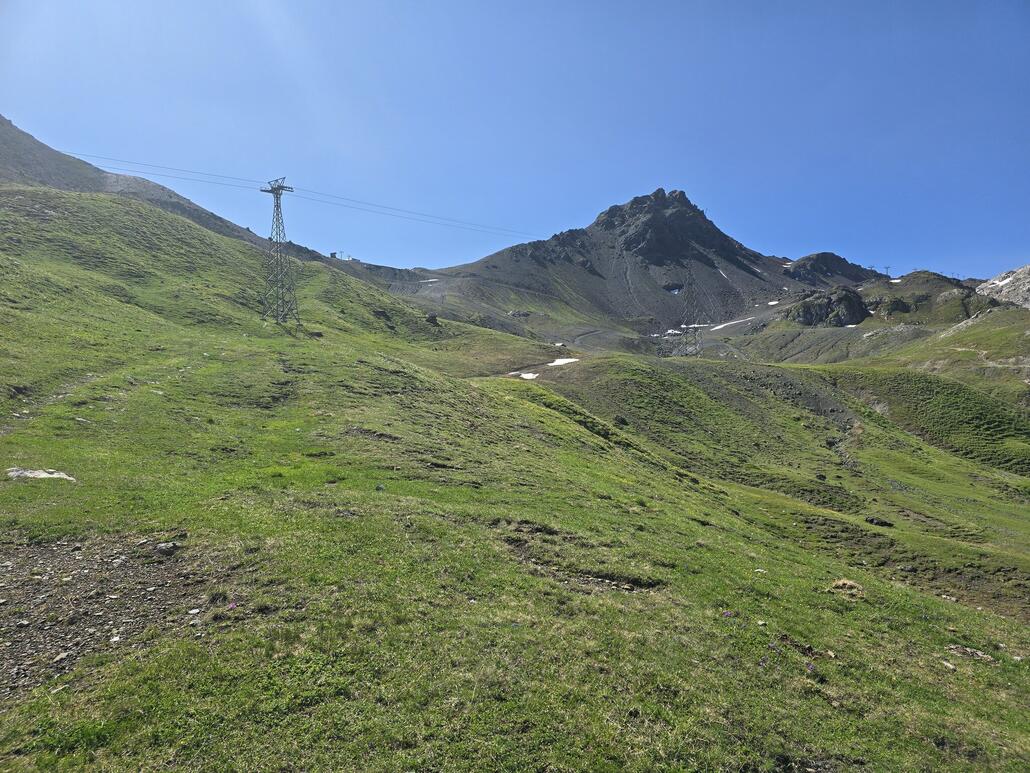 20250622_101704.jpg (1.05 MiB) 729 mal betrachtet Angekommen am Ende des Steilstücks kurz unterhalb des Schlepplifts Kreuzweg.