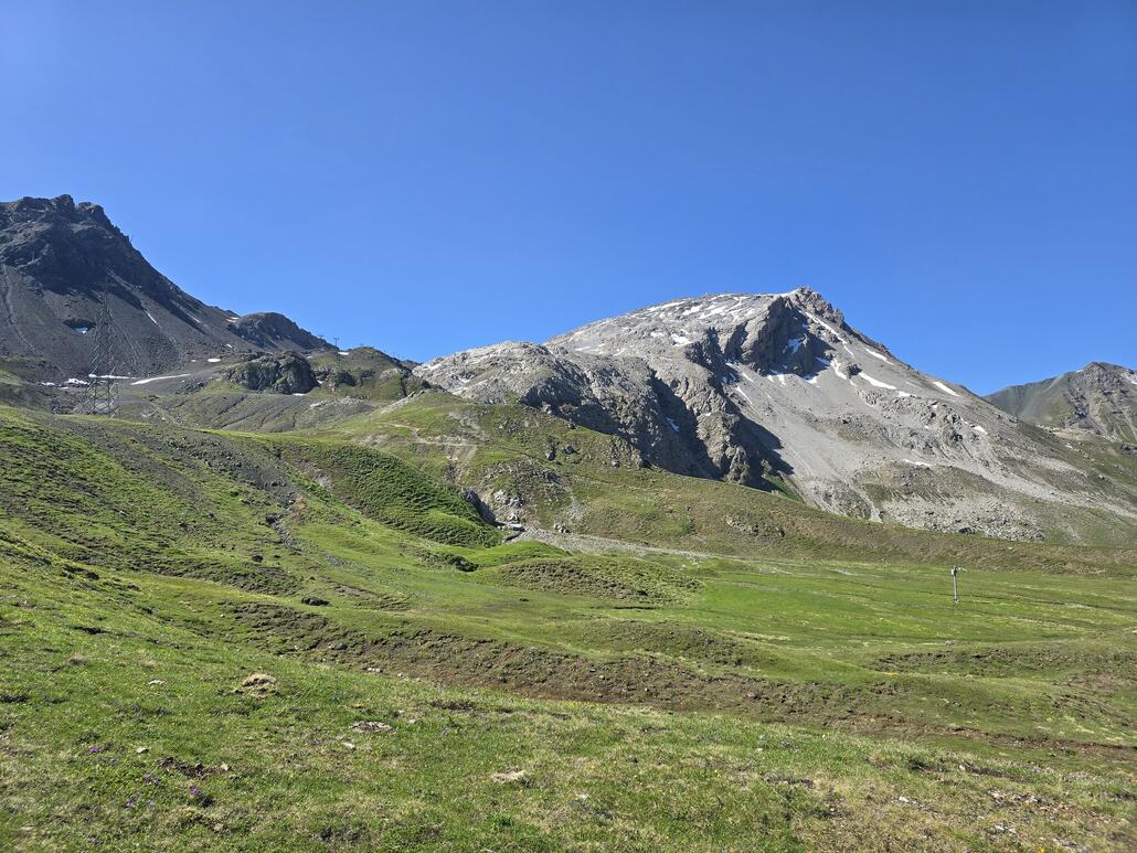 20250622_101707.jpg (966.37 KiB) 729 mal betrachtet Blick zum Weissfluh-Gipfel. Kommt wohl auch nicht so häufig vor, dass es hier Ende Juni bis zum Gipfel praktisch schneefrei ist.