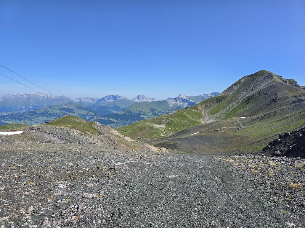 20250622_103328.jpg (982.64 KiB) 727 mal betrachtet Am Ende der nächsten Schiebestrecke. Wie man im Hintergrund sehen kann ist aber immerhin die Strasse hier deutlich besser.