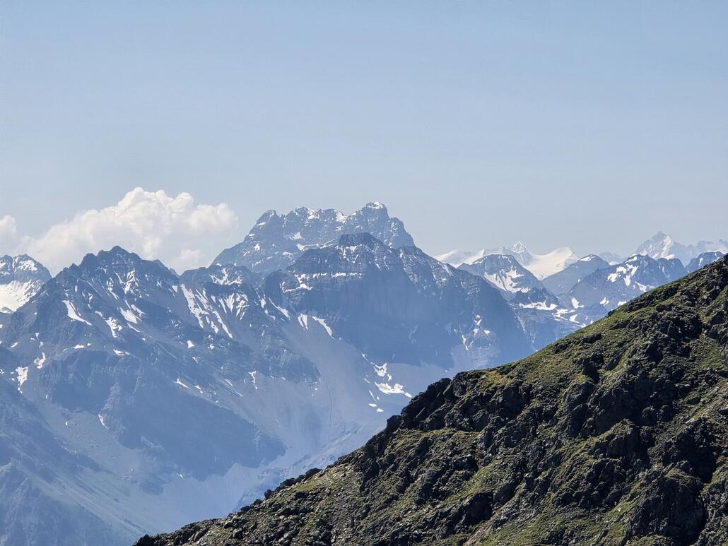 Piz Kesch und rechts hinten der Piz Bernina