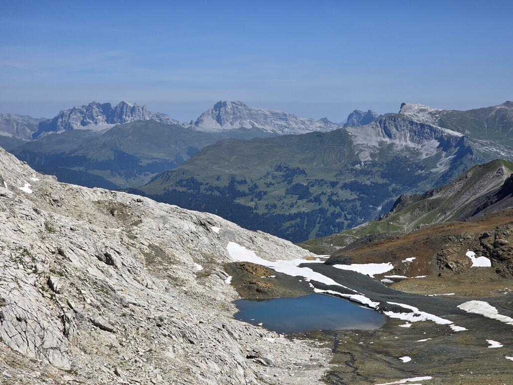 20250622_111118.jpg (858.5 KiB) 727 mal betrachtet Namenloses Seelein mit Rätikon im Hintergrund.
