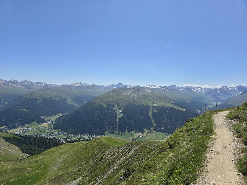 20250622_122317.jpg (651.42 KiB) 727 mal betrachtet Immer mit bester Aussicht in die umliegenden Berge.