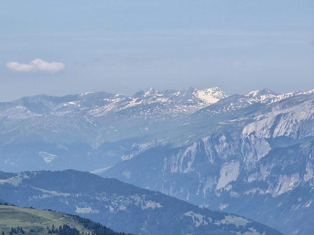 20250622_123317.jpg (442.77 KiB) 732 mal betrachtet Auch das Skigebiet von Laax ist von hier zu sehen.