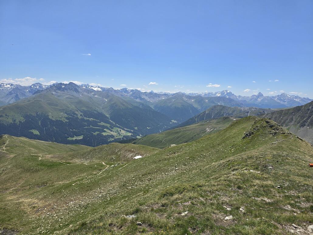20250622_130048.jpg (832 KiB) 729 mal betrachtet Angekommen bei der Chörbschhornhütte. Einfach ein traumhaftes Panorama hier.