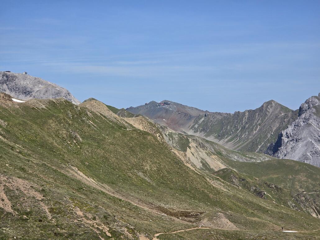 20250622_130033.jpg (828.37 KiB) 729 mal betrachtet Wiessfluhjoch im Zoom. Doch eine ordentliche Strecke, die man hier zurücklegt.