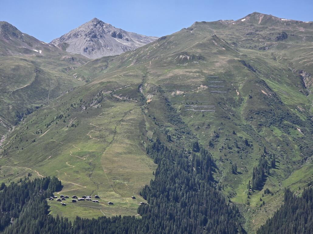 20250622_151418.jpg (865.91 KiB) 729 mal betrachtet Zoom auf die andere Talseite zum Chörbschhorn mit dem Trail.