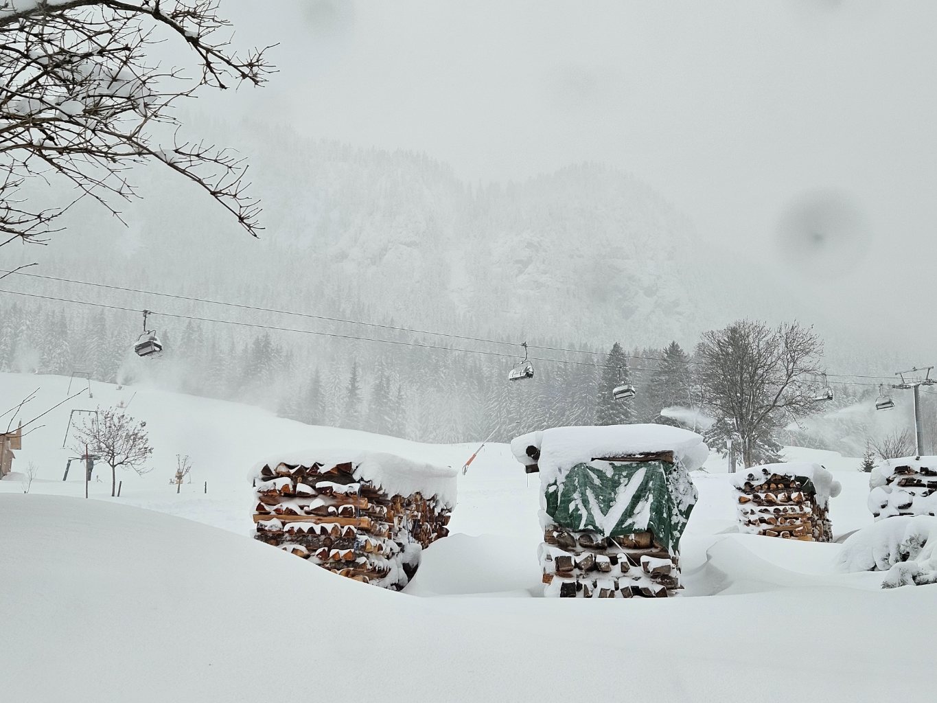 Der Grafenwiesenlift beschneit links sowie die Talabfahrt bis zu ihm rechts im Bild.