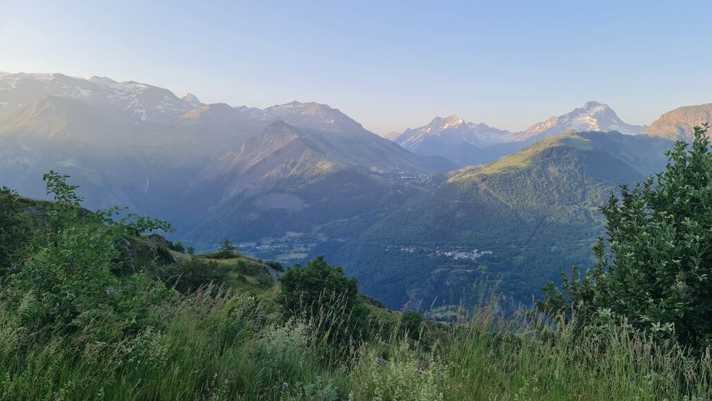 Die ersten Sonnenstrahlen über Les 2 Alpes