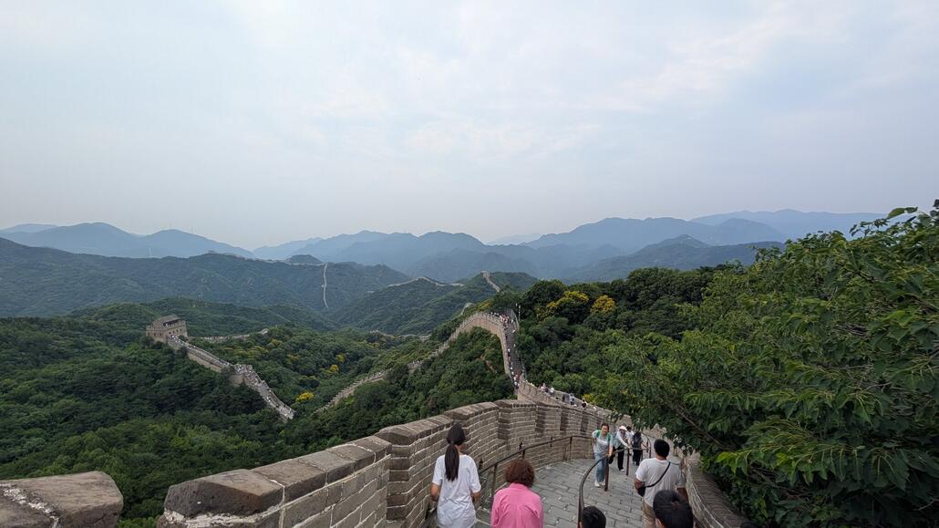 Weiter Weg auf das talwärts linke Stück