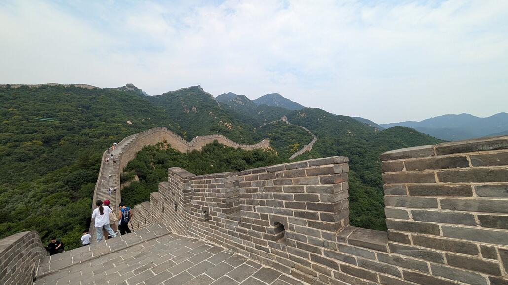 Weg zurück. Links die Sommerrodelbahn und der andere Mauerabschnitt der von der Bergstation Sommerrodelbahn zur Bergstation Gondelbahn führt