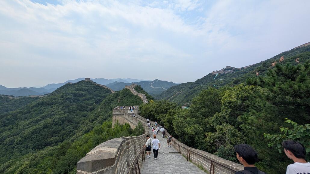 Weiter unten, rechts kommt die Sommerrodelbahn in den Blick. Sie führt hoch zu dem anderen Mauer Abschnitt, den man von oben auch direkt erreichen kann.