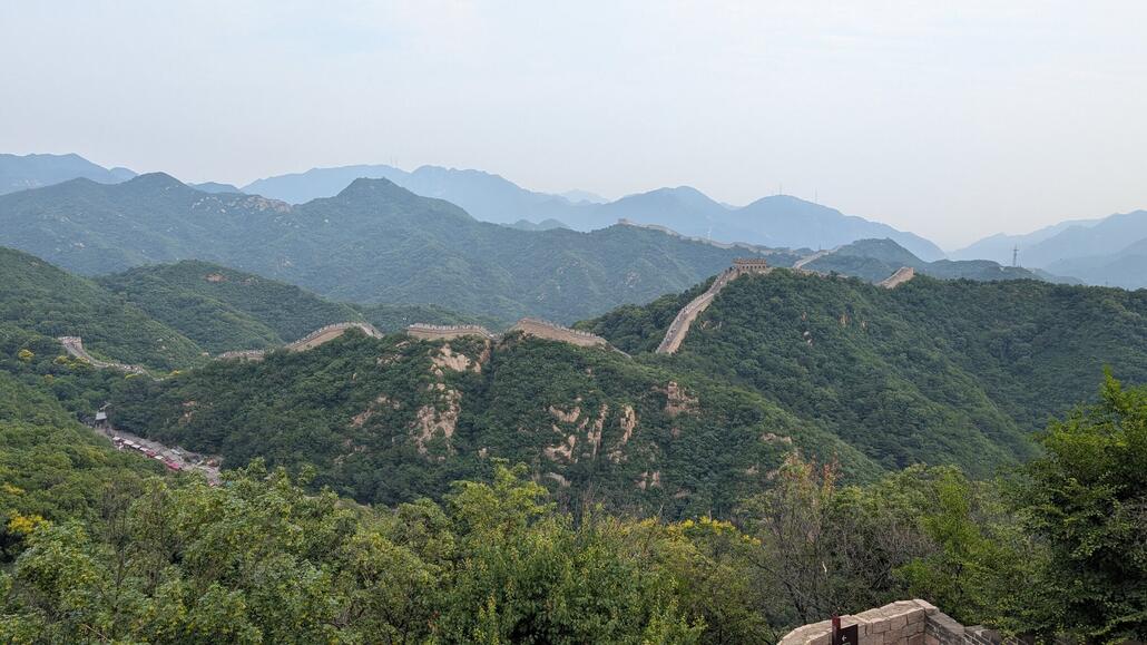 Die Mauer dort bin ich vorher von links nach rechts gelaufen und dann am tiefsten Punkt raus zur Talstation der Sommerrodelbahn.