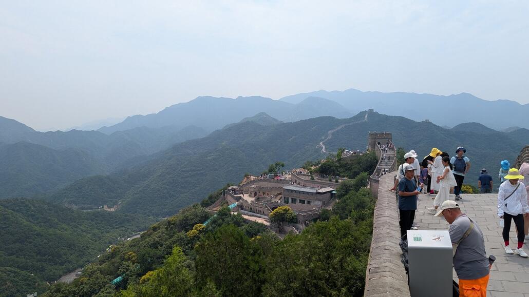 Weiter die Mauer nach oben