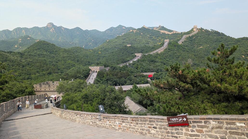 Wieder die Nordseite. Der große Zwischen Turm auf dem markanten Hügel, das ist die Bergstation der Sommerrodelbahn