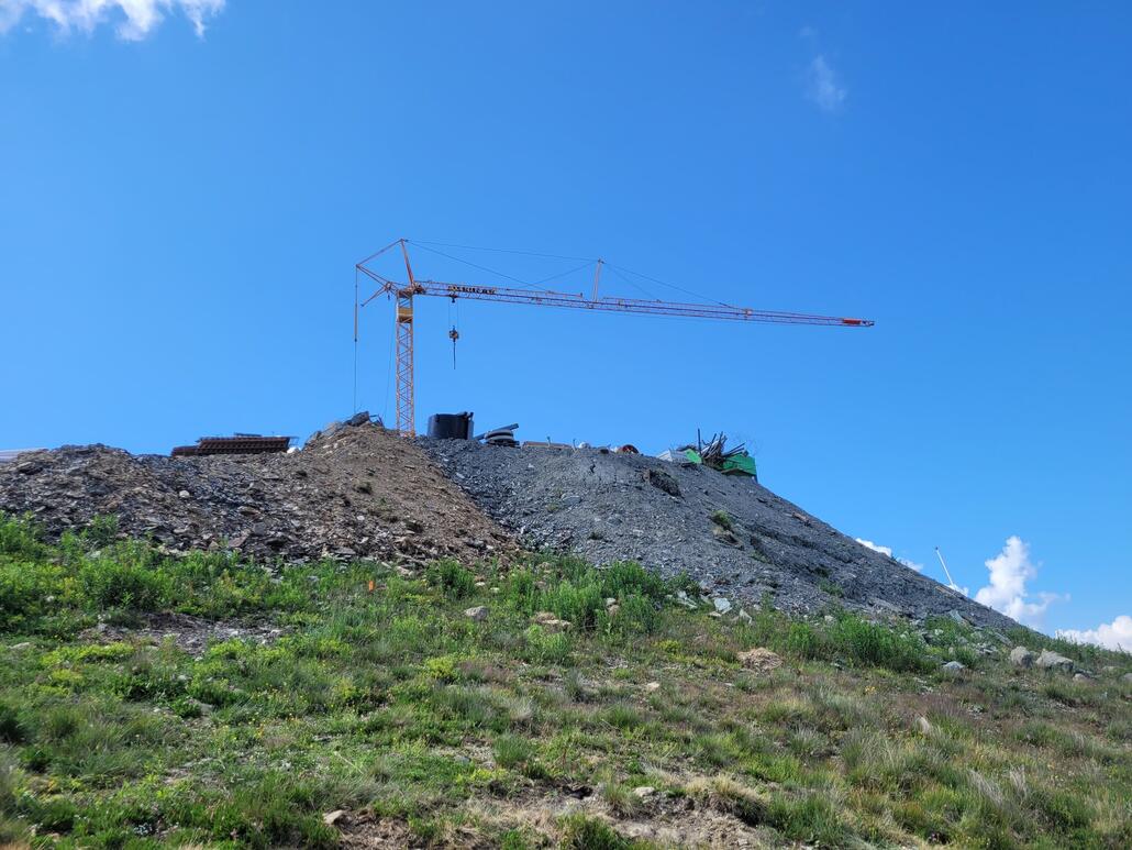 Bergstation von weiter unten. Etwas schlecht einsehbar da oben