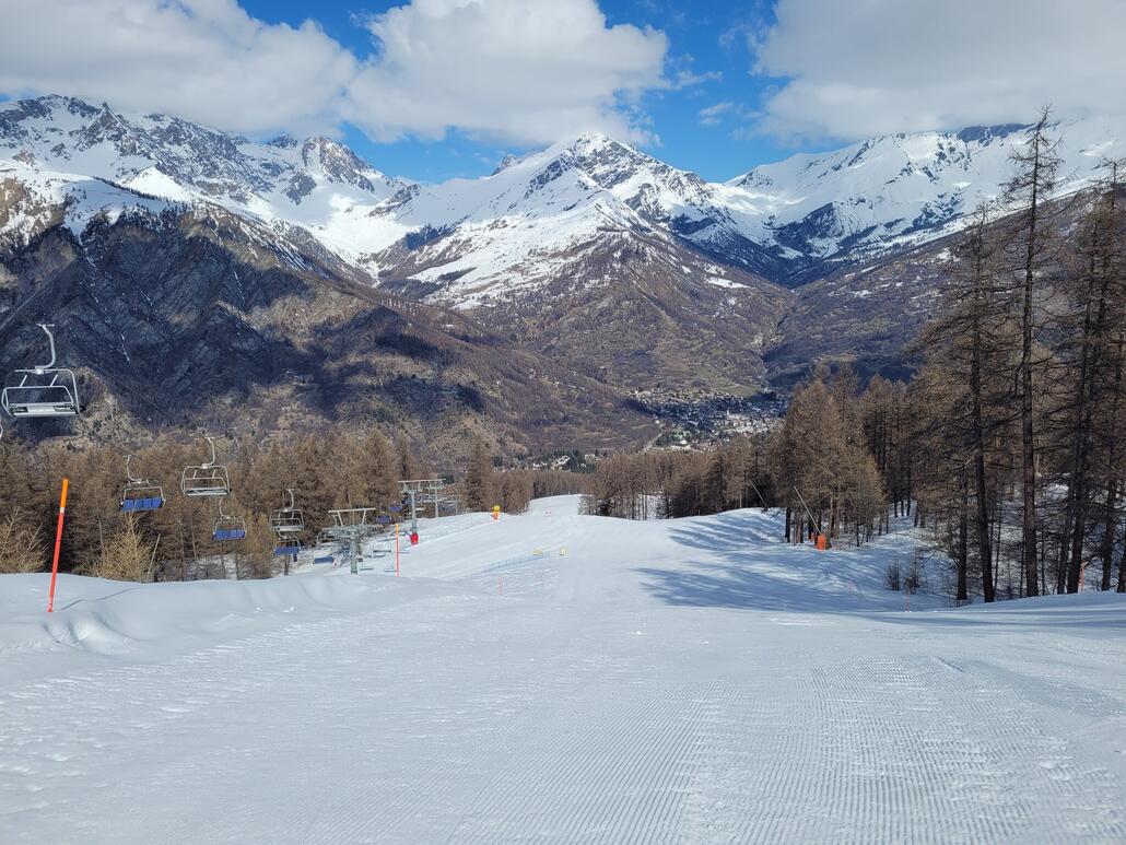 Bergstation Pra Reymond mit Blick auf Sole und Bardonecchia.